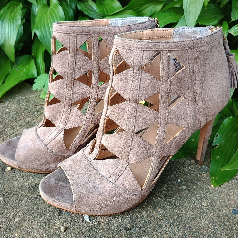 XOXO Womens Nude Charisma Suede Cutout High Heel Shoe SIZE 9M Peep Toe Bootie